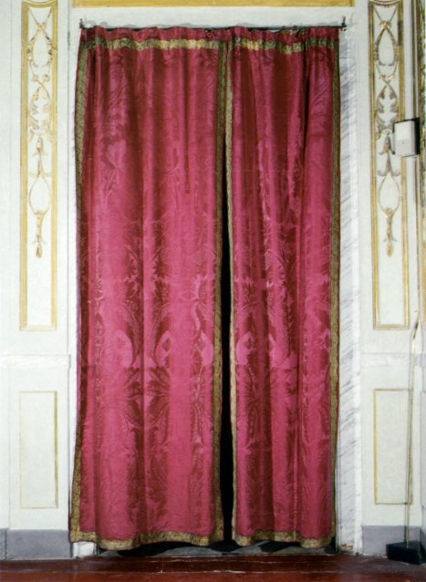Manifattura ligure secc. XVIII-XIX. Tenda in damasco rosso “della palma”. Genova,Galleria Nazionale di Palazzo Spinola